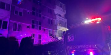 Panică la Ștei! Incendiu într-un bloc de locuințe: Zeci de oameni s-au autoevacuat
