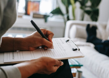 Nulitatea absolută a raportului de evaluare întocmit de inspectorul de integritate: obligativitatea adresării către persoana evaluată a invitaţiei privind exprimarea unui punct de vedere | JURISPRUDENȚĂ ÎCCJ