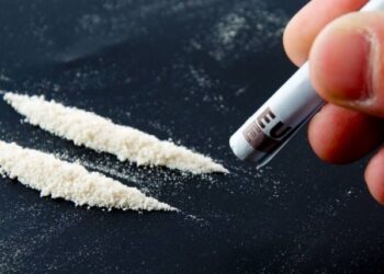 Judecata „chimiei periculoase”: tinerii acuzați că vindeau 2MMC și cocaină, trimiși în fața instanței