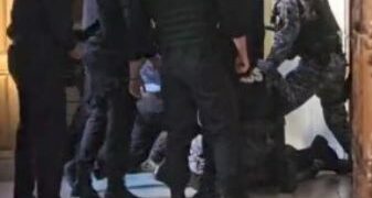 Incident violent la Curtea de Apel Cluj. Un deținut a fost evacuat cu forța din sala de judecată. Exemplară stăpânirea de sine a completului