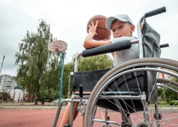 Un nou început pentru copiii cu dizabilități: statul oferă e-vouchere de până la 39.900 lei