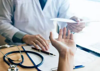 ÎCCJ: angajatorul nu poate emite decizia de concediere în perioada în care salariatul este în concediu medical