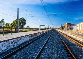 A ținut-o pe șine și a privit cum trenul o lovește: 12 ani de închisoare pentru o crimă are a șocat Oradea