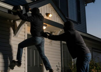 Tânărul care și-a atacat părinții adoptivi rămâne după gratii