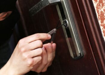 Furturi în lanț la Oradea: tânărul prins după o serie de spargeri a fost trimis în judecată alături de complicii săi