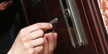 Furturi în lanț la Oradea: tânărul prins după o serie de spargeri a fost trimis în judecată alături de complicii săi