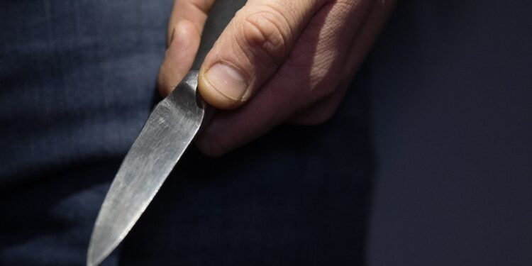 Agresiune cu cuțitul asupra propriei mame: instanța menține arestul preventiv