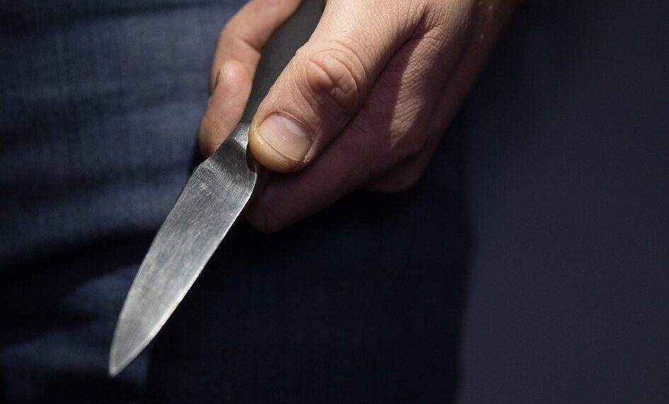 Agresiune cu cuțitul asupra propriei mame: instanța menține arestul preventiv