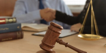 Notarii publici vor informa părțile asupra posibilității introducerii unei clauze compromisorii în contracte | Propunere legislativă