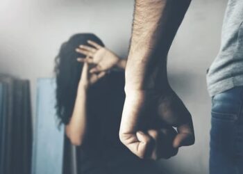 Violență domestică în Bihor: soția agresată chiar sub ochii copilului