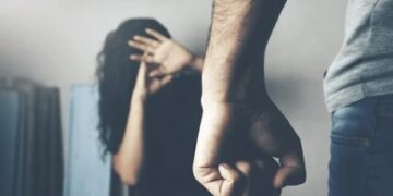 Violență domestică în Bihor: soția agresată chiar sub ochii copilului