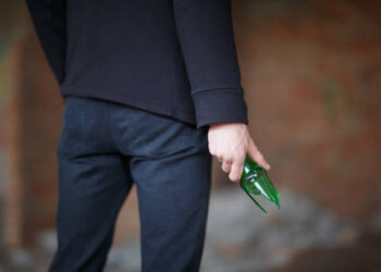 Beție, scandal și cuțit: Un tânăr bihorean primește ani de pușcărie după un episod de necontrolat!