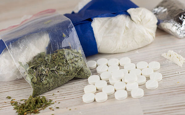 Oradea sub asaltul drogurilor: Canabis în pungi, 3-MMC în plicuri și tineri folosiți ca intermediari