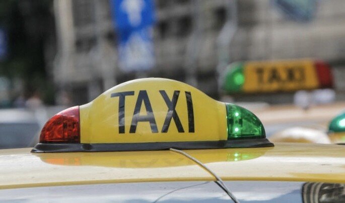 Haos în trafic la Oradea: un polițist, lovit de un taximetrist pe trecerea de pieton