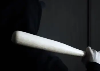 Bărbat imobilizat la pământ și lovit repetat în cap: Martorii descriu scene terifiante