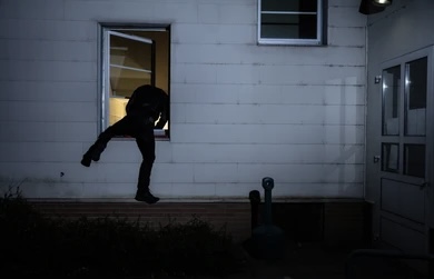 Nopți pline de spargeri în Bihor: intrări prin forță, bunuri valoroase dispărute