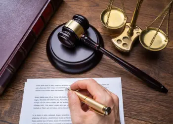 Lege nouă pentru victimele violenței domestice: asistență juridică obligatorie și pedepse mai dure pentru agresori