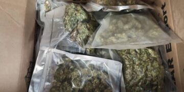 Rețea de trafic de droguri în Oradea: DIICOT i-a prins în flagrant cu 10.000 de lei și un kilogram de droguri