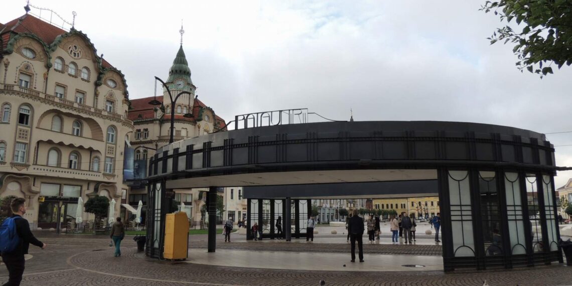 Scene obscene în Piața Unirii! Un bărbat, surprins masturbându-se în plină stradă