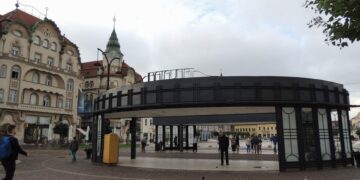 Scene obscene în Piața Unirii! Un bărbat, surprins masturbându-se în plină stradă