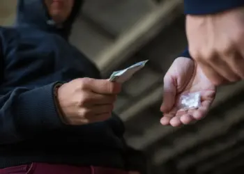 Droguri, bani și „cristal” în Oradea: pedepse definitive pentru trei tineri prinși de DIICOT