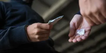 Droguri, bani și „cristal” în Oradea: pedepse definitive pentru trei tineri prinși de DIICOT