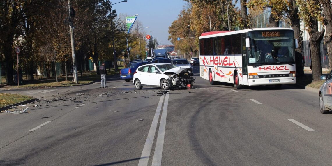 Două persoane rănite într-un accident pe Calea Clujului din Oradea