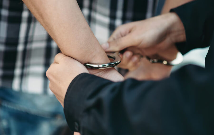 Tineri din Bihor, trimiși după gratii după un jaf absurd: au furat 23 de lei, băutură și un cârnat!