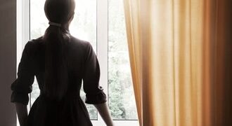 Bărbat condamnat după ce și-a înșelat concubina bolnavă psihic: i-a promis o viață împreună, dar i-a furat apartamentul și banii