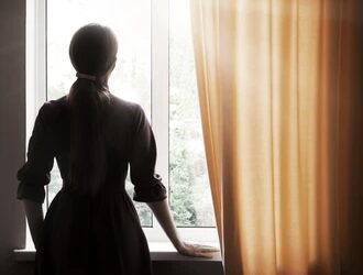 Bărbat condamnat după ce și-a înșelat concubina bolnavă psihic: i-a promis o viață împreună, dar i-a furat apartamentul și banii