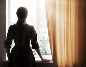 Bărbat condamnat după ce și-a înșelat concubina bolnavă psihic: i-a promis o viață împreună, dar i-a furat apartamentul și banii