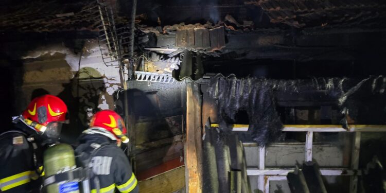 Noapte de coșmar în Buduslău: un bărbat a fost găsit carbonizat în propria locuință