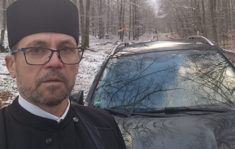 Preotul cercetat pentru agresiune sexuală asupra unui minor rămâne sub control judiciar