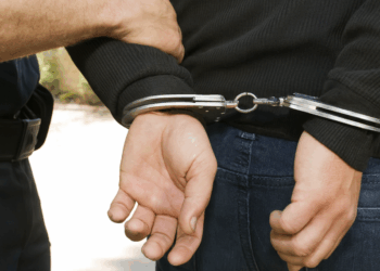 Profesor acuzat că și-ar fi violat eleva după gratii