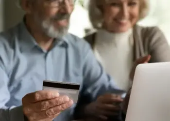 Nou tip de fraudă lovește România: pensionarii rămân fără bani după ce rudele le golesc conturile