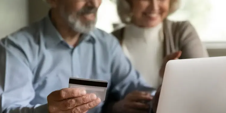 Nou tip de fraudă lovește România: pensionarii rămân fără bani după ce rudele le golesc conturile