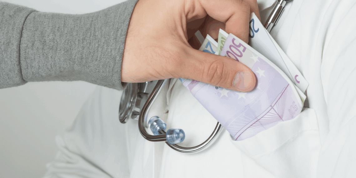 Încă un caz de luare de mită în sistemul medical: Medic primar din Timiș, acuzat în 34 de acte materiale, își recunoaște vinovăția. Acordul prevede 2 ani și 8 luni închisoare cu suspendare.