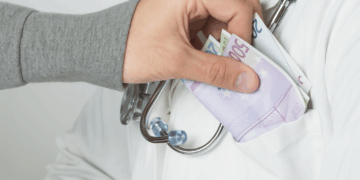 Încă un caz de luare de mită în sistemul medical: Medic primar din Timiș, acuzat în 34 de acte materiale, își recunoaște vinovăția. Acordul prevede 2 ani și 8 luni închisoare cu suspendare.