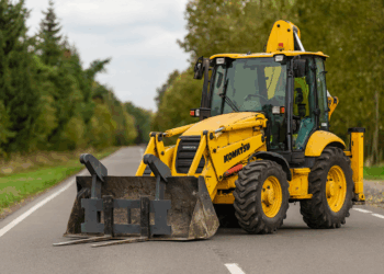 Șofer fără permis, cercetat penal după ce a acroșat un autoturism cu un buldoexcavator neînregistrat, în Sântandrei