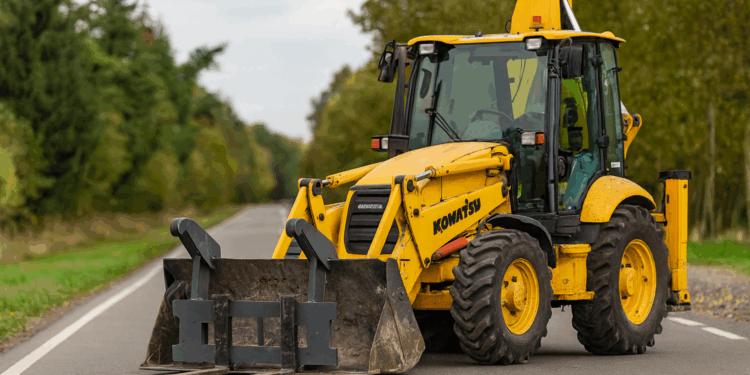 Șofer fără permis, cercetat penal după ce a acroșat un autoturism cu un buldoexcavator neînregistrat, în Sântandrei