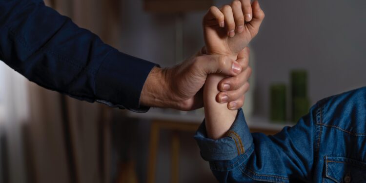 Amenzi pentru agresorii care evită consilierea psihologică și mecanisme noi de prelungire a ordinelor de protecție