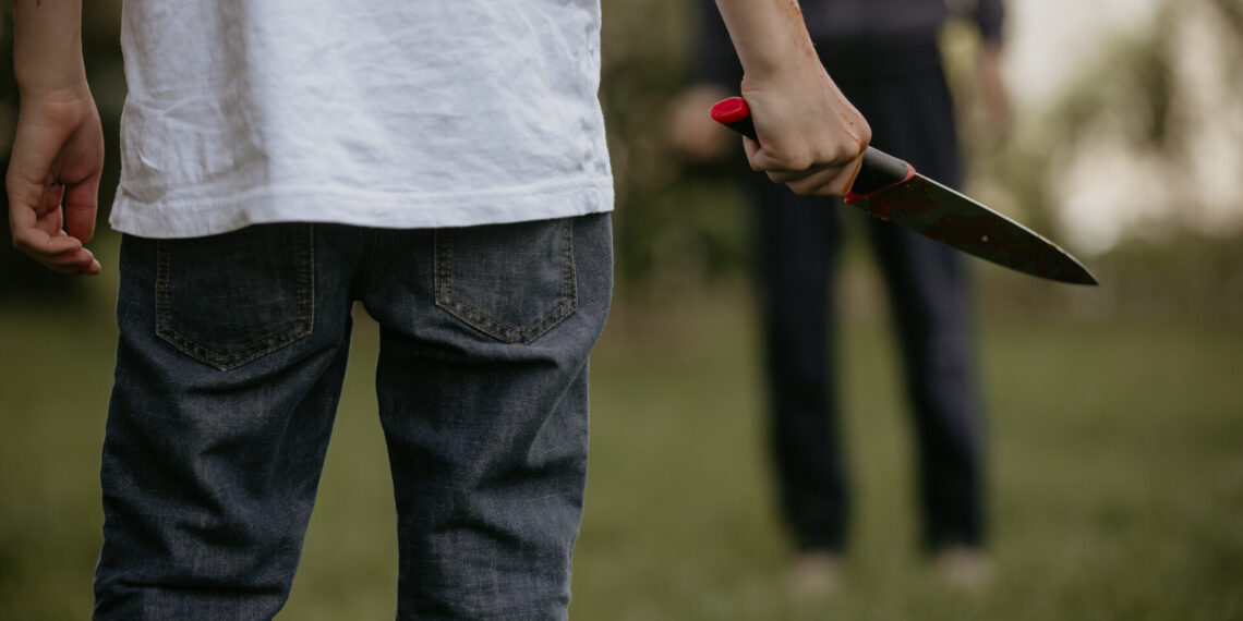 Conflict între vecini încheiat cu trei lovituri de cuțit: agresorul rămâne în arest preventiv