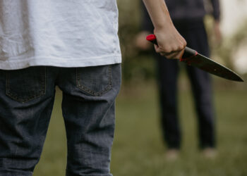 Conflict între vecini încheiat cu trei lovituri de cuțit: agresorul rămâne în arest preventiv