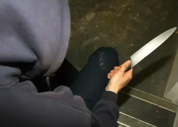 Coșmar într-un apartament din Bihor: trei bărbați au năvălit în casă și au pus cuțitul la gâtul victimei pentru 250 de lei!