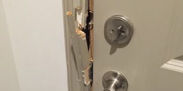 Scandal violent în familie: Un bărbat ar fi intrat peste propriii copii cu o bucată de fier în mână