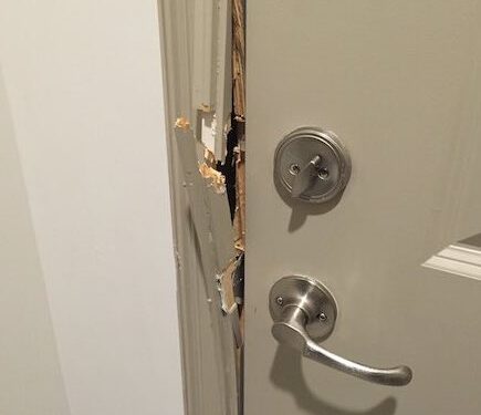 Scandal violent în familie: Un bărbat ar fi intrat peste propriii copii cu o bucată de fier în mână