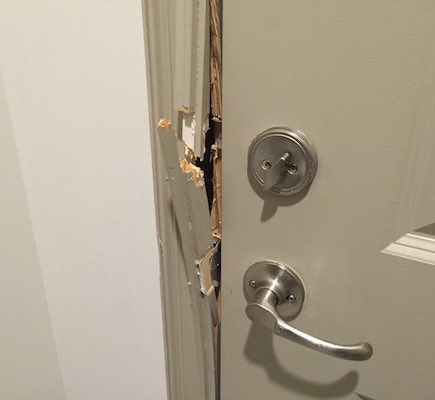 Scandal violent în familie: Un bărbat ar fi intrat peste propriii copii cu o bucată de fier în mână