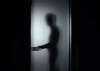 Un bărbat a sfidat măsurile impuse de judecători: s-a dus peste noapte la fosta parteneră, deși avea interdicție!