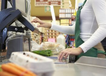 Scene șocante de violență: un om al străzii atacă o angajată în magazin