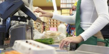 Scene șocante de violență: un om al străzii atacă o angajată în magazin